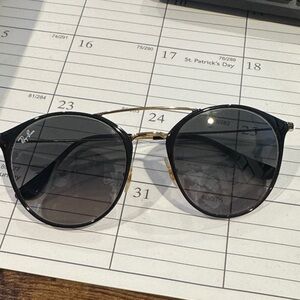Ray-Ban Men’s Black Frame with Gold Bridge Round Sunglasses